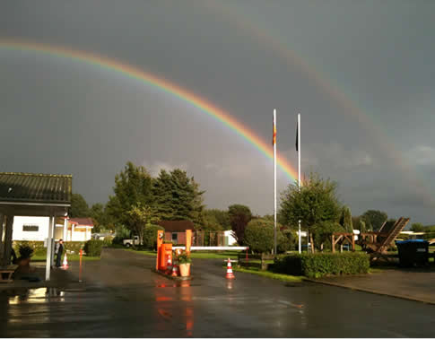 Regenbogen über dem Campingplatz Sonnenkamp